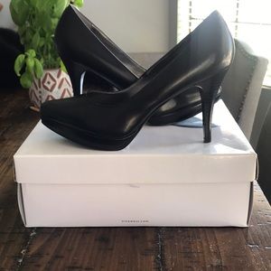 Black leather classic Nine West pump